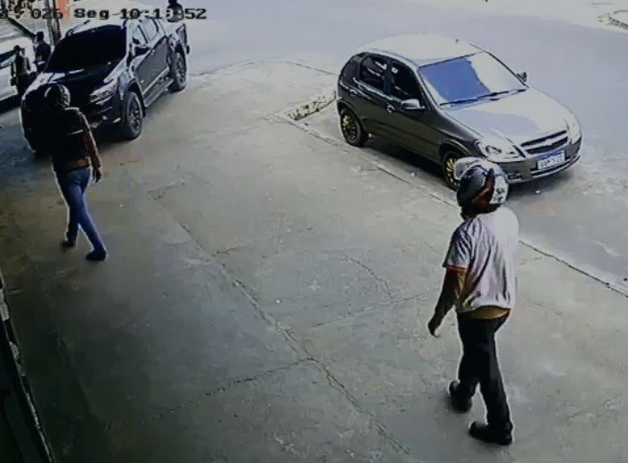 criminosos invadem escritório de advocacia e roubam computadores e celulares no jorge teixeira; veja vídeo