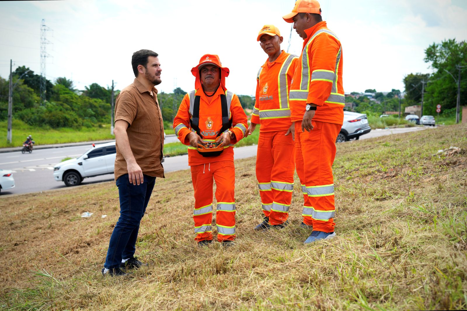 prefeito renato junior vistoria serviços de limpeza com nova tecnologia na zona norte e afirma que robôs de roçagem ampliam produtividade sem substituir garis na limpeza urbana 5 (1)