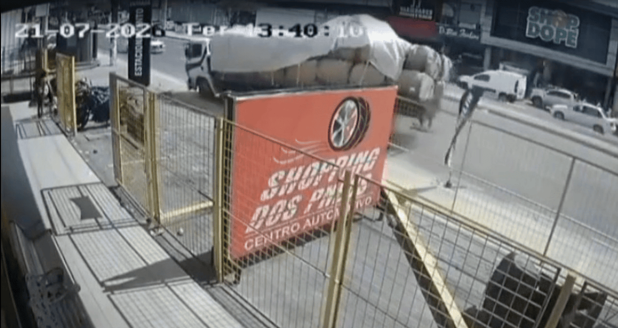 vÍdeo câmera flagra carreta invadindo a contramão antes de tombar na avenida grande circular