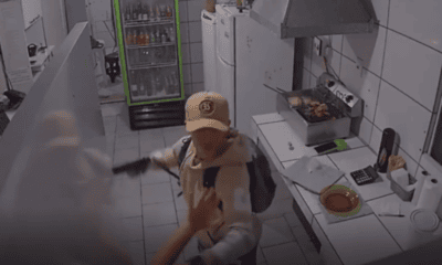 vÍdeo funcionária de drive in leva socos e coronhadas durante assalto e joga batata frita contra agressor