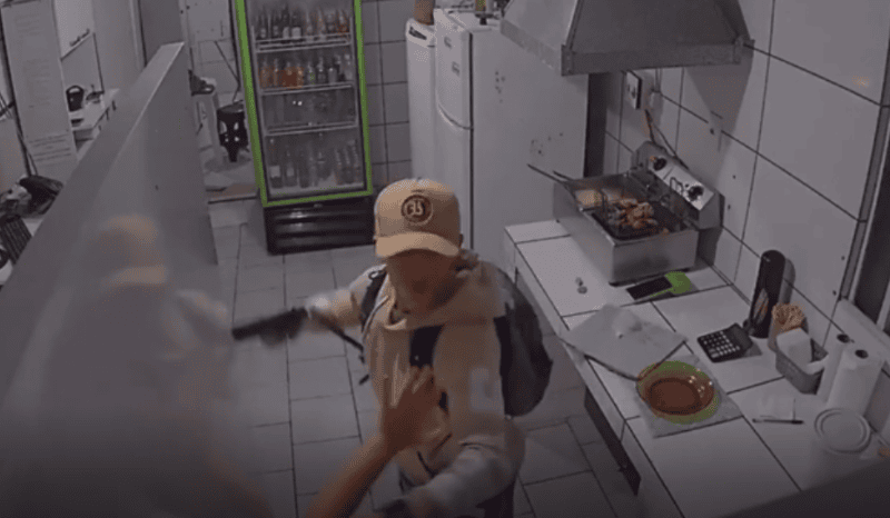 vÍdeo funcionária de drive in leva socos e coronhadas durante assalto e joga batata frita contra agressor