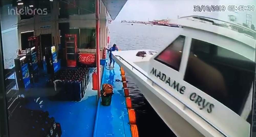 Ajato invade pontão e funcionário escapa por pouco