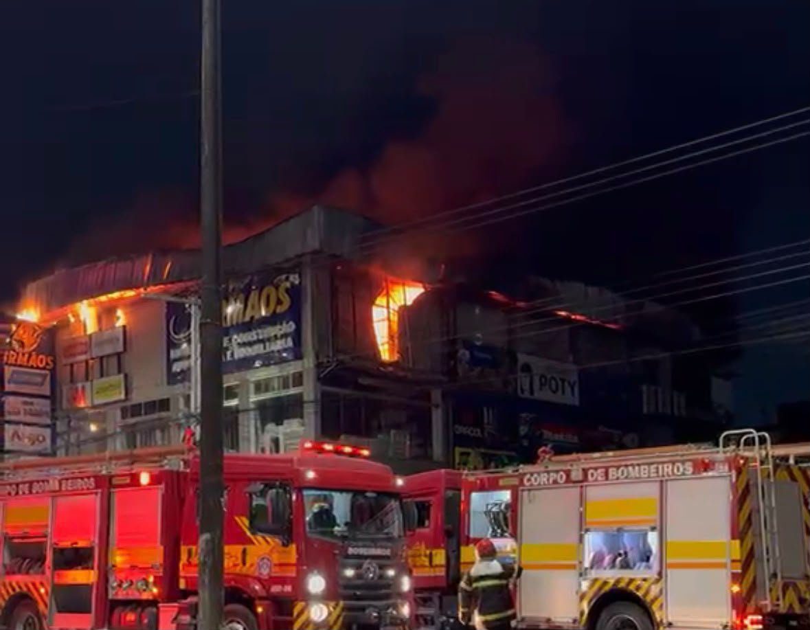 incêndio de grandes proporções atinge loja de materiais de construção no monte das oliveiras, em manaus
