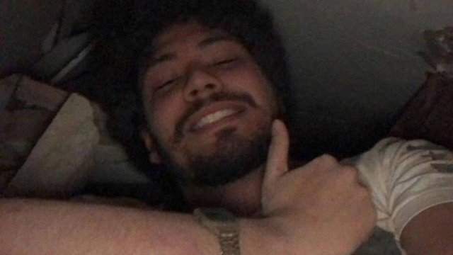 Jovem tira selfie nos escombros pra avisar a família que estava bem