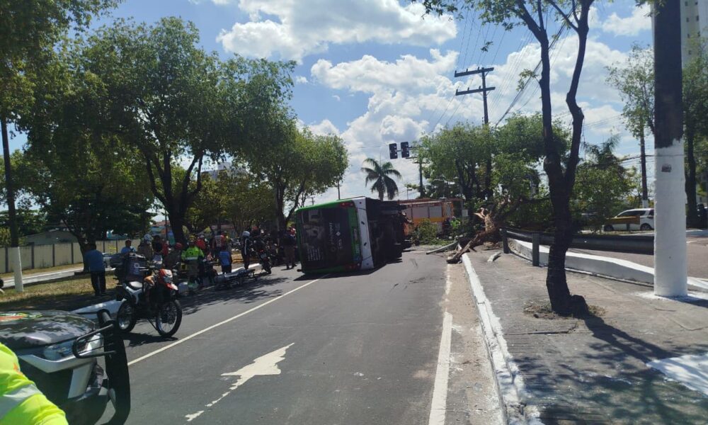 Ônibus tomba e deixa passageiros feridos na zona oeste de manaus; vÍdeo