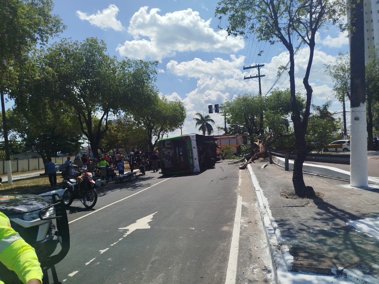 Ônibus tomba e deixa passageiros feridos na zona oeste de manaus; vÍdeo