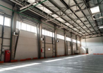 Com portas seccionadas, áreas operacionais aproveitam melhor o espaço vertical e facilitam a circulação / Foto : Divulgação / Magnific