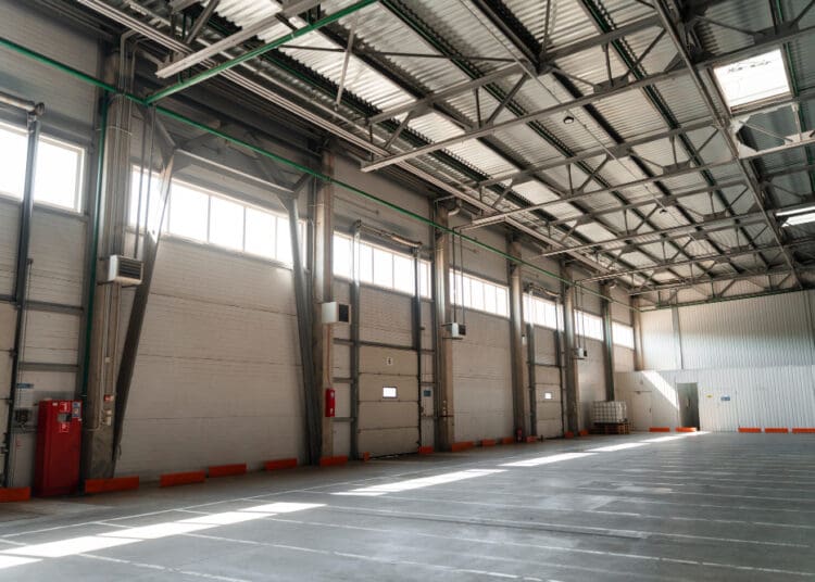 Com portas seccionadas, áreas operacionais aproveitam melhor o espaço vertical e facilitam a circulação / Foto : Divulgação / Magnific