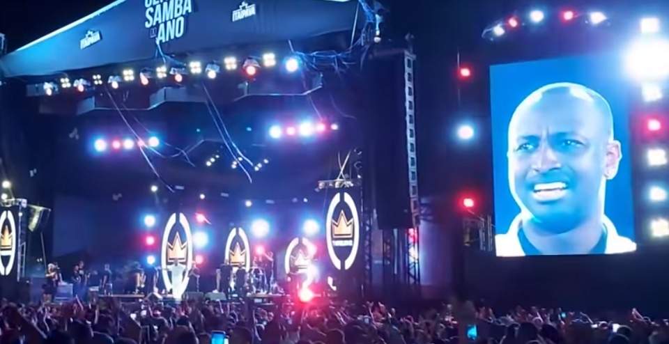 Thiaguinho chora que nem criança em show ao cantar música que fez para Fernanda Souza