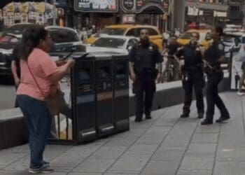 vÍdeo mulher é baleada pela polícia após ataque com facas que matou executiva na times square
