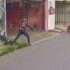 vÍdeo motoqueiro rouba celular de estudante após empurrão em manaus